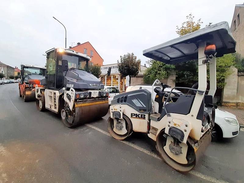 Ve čtvrtek byl položen betonový povrch, od pátečního rána už jsou jednotlivé části křižovatky s přilehlými úseky pokrývány vrstvou asfaltu.