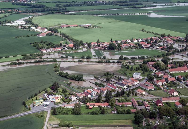 Letecký snímky povodně na Nymbursku v roce 2013: Budiměřice.