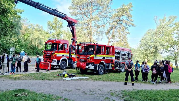 Preventivní akce pořádaná místní základní školou se konala u jezera v Sadské. Projekt nese název Chování člověka za mimořádných událostí.