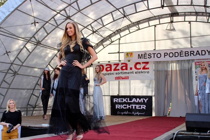 Finalistky Miss České republiky defilovaly v Poděbradech u lázeňské kolonády.