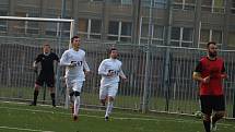 Fotbalisté rezervy poděbradské Bohemie (v bílém) hráli na svém hřišti nerozhodně 2:2 s týmem Kostomlat.