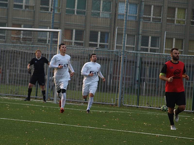 Fotbalisté rezervy poděbradské Bohemie (v bílém) hráli na svém hřišti nerozhodně 2:2 s týmem Kostomlat.