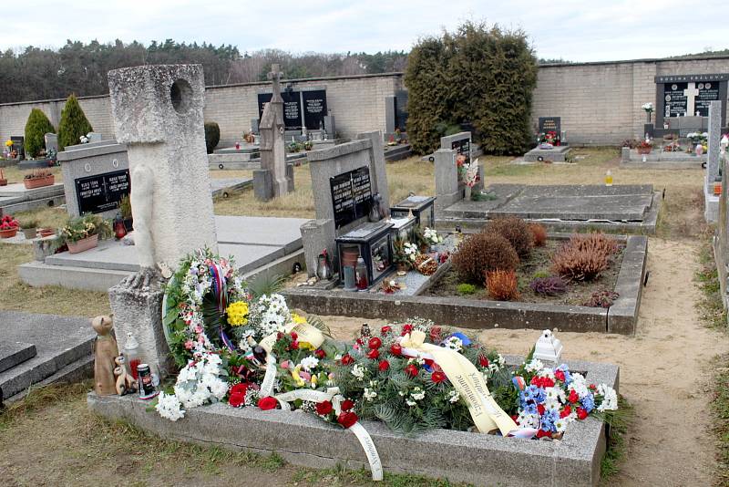 Hrob Bohumila Hrabala na hřbitově v Hradištku nedaleko Kerska.