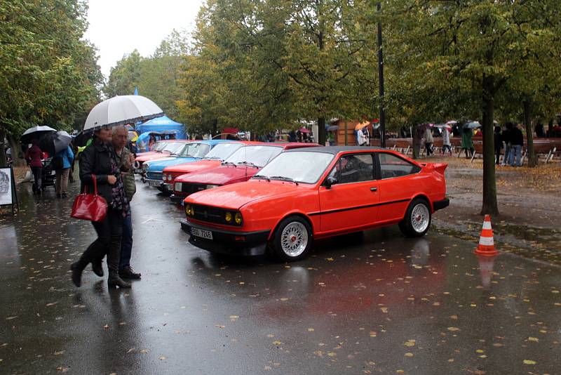 Tradiční setkání majitelů starých vozů značky Škoda se uskutečnilo v sobotu v Poděbradech.