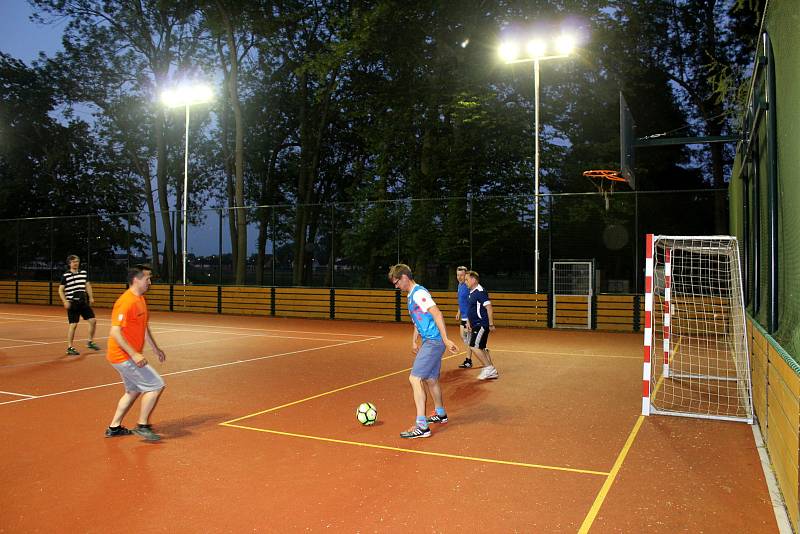 Po slavnostním rozsvícení si na hřišti zahráli fotbal zástupci radnice i sportovců.