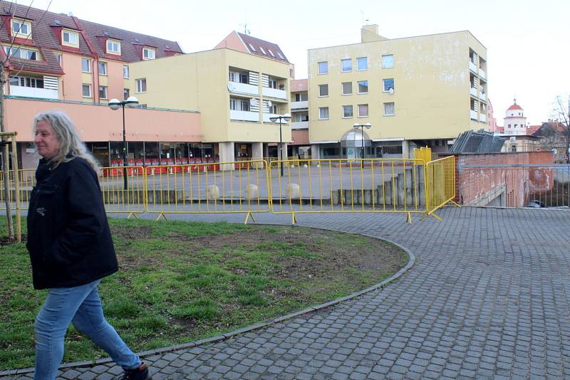 Žluté kovové hrazení ze všech stran znemožňuje od úterý přístup na terasu u Elišky v centru Nymburka. Místo, kterým denně procházely stovky lidí, je nutné obcházet.