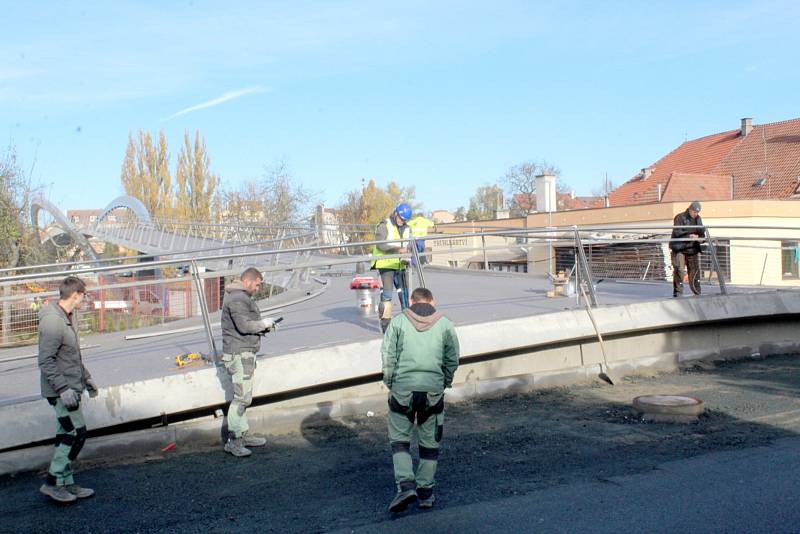 Zakončení lávky na zálabské straně je v obou směrech bezbariérové.