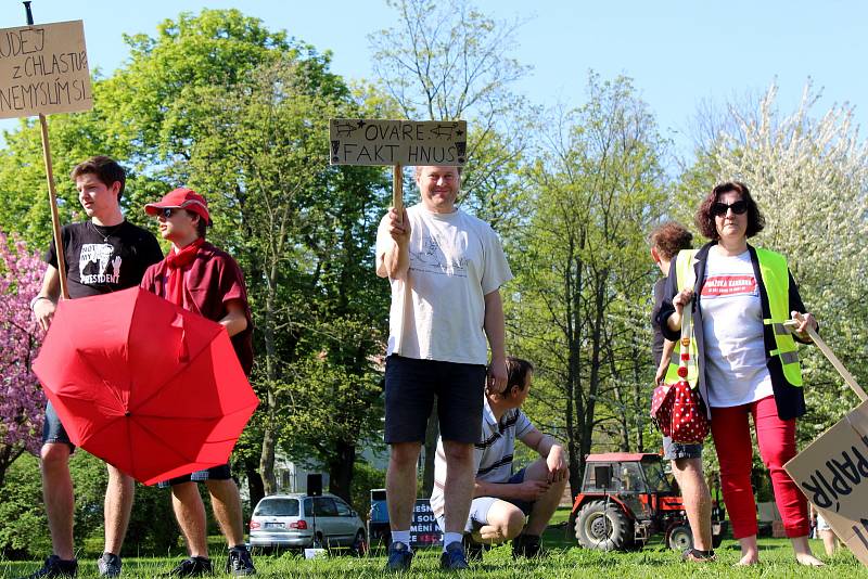 Protesty v Nymburce při jednání sjezdu komunistů a maškarní průvod.