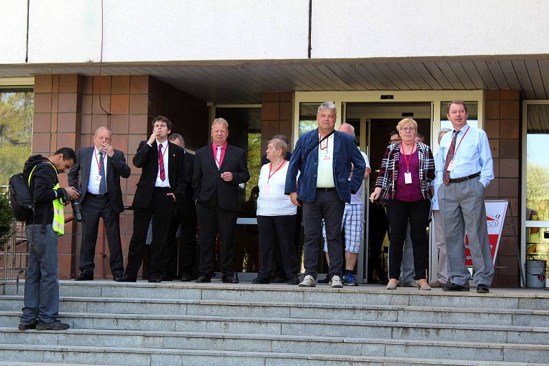 Protesty v Nymburce při jednání sjezdu komunistů a maškarní průvod.