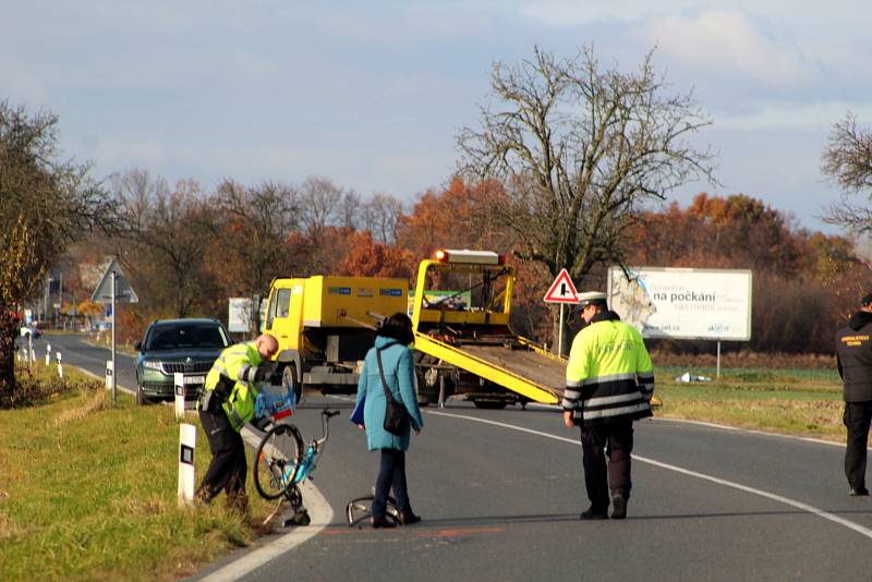 Situace na místě po tragické nehodě u Nymburka, při níž zemřela dvaašedesátiletá cyklistka.