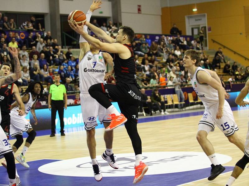 Z basketbalového finále Českého poháru Nymburk - USK Praha (100:94 pp)