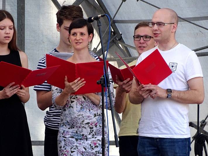 O víkendu v Poděbradech zahájili 110. lázeňskou sezónu snídaní v trávě, koncerty, výstavou a dalšími akcemi.