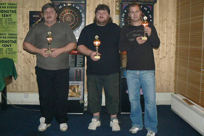 Vítězové šipkového turnaje. Zleva: František Koucký (3. místo), Martin Koucký (1. místo) a Martin Kořínek (2. místo)