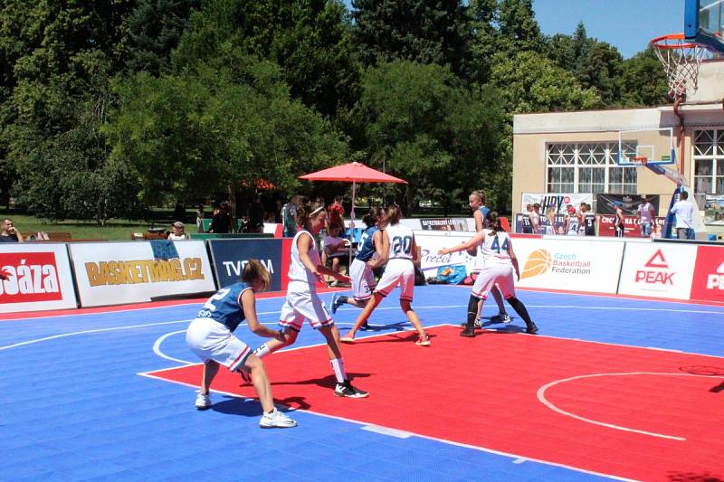 Mezinárodní turnaj v basketu tři na tři se hrál na poděbradské kolonádě.