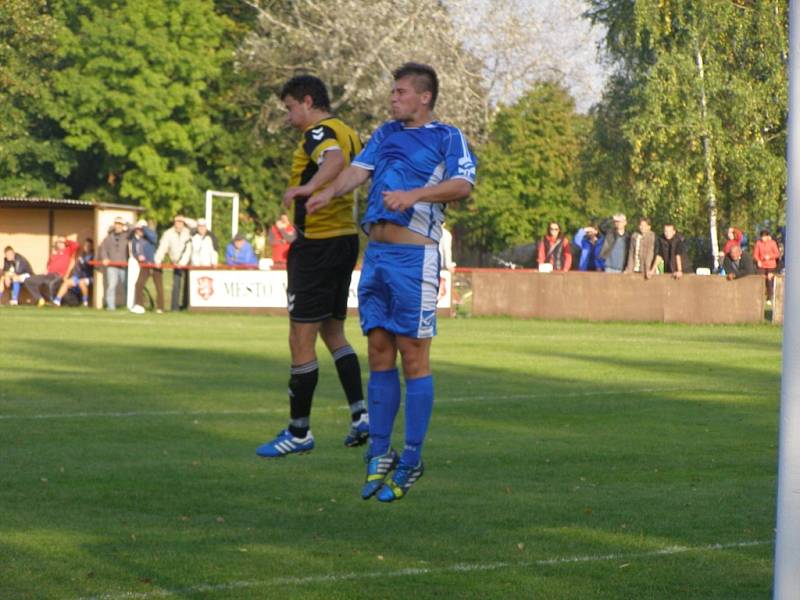 Z fotbalového utkání okresního přeboru Městec Králové - Slovan Poděbrady (2:1)