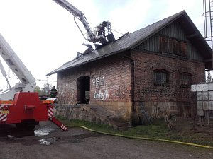 K požáru drážní budovy v Libici nad Cidlinou vyjelo pět jednotek.