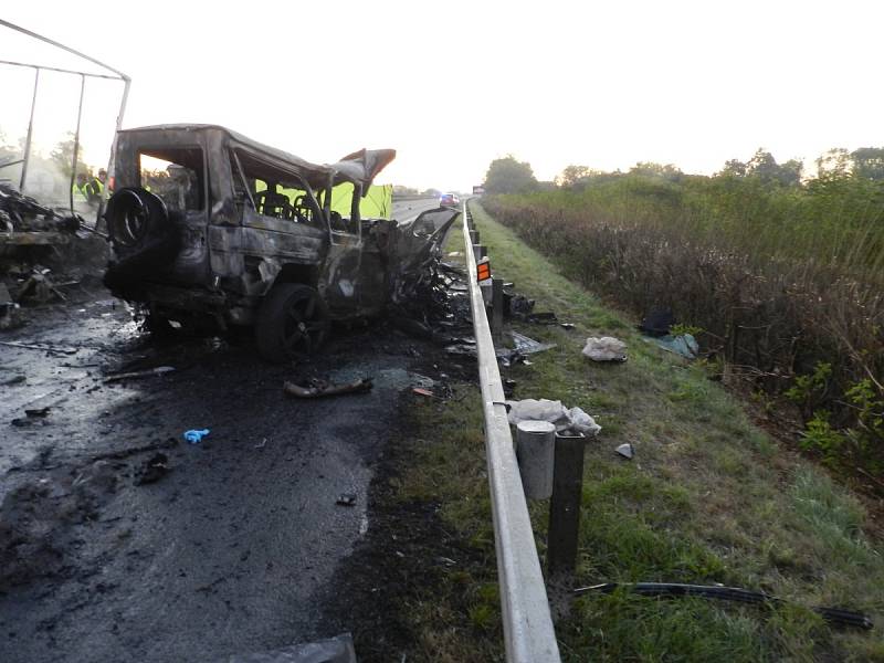 Tragická nehoda s následným požárem uzavřela hradeckou dálnici