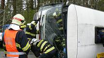 Cvičení simulující nehodu autobusu převážejícího vězně