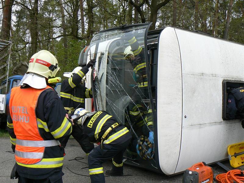 Cvičení simulující nehodu autobusu převážejícího vězně