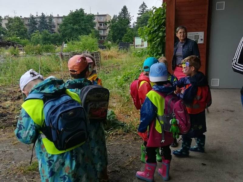 Žáci zemědělské školy završili Projekt voda a hmyz otevřením naučné stezky v areálu školy. Otestovaly ji děti z místních mateřinek.