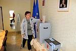 Volební místnost odemkla v Novém Dvoře přesně ve 14 hodin místopředsedkyně volební komise Hana Prokešová. Následně s dalšími členy zapečetili volební urny.