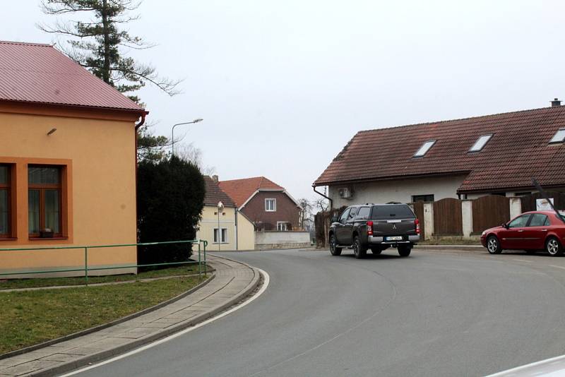 Obec Vykáň leží v cípu na hranici okresů Nymburk, Kolín a Praha-východ.