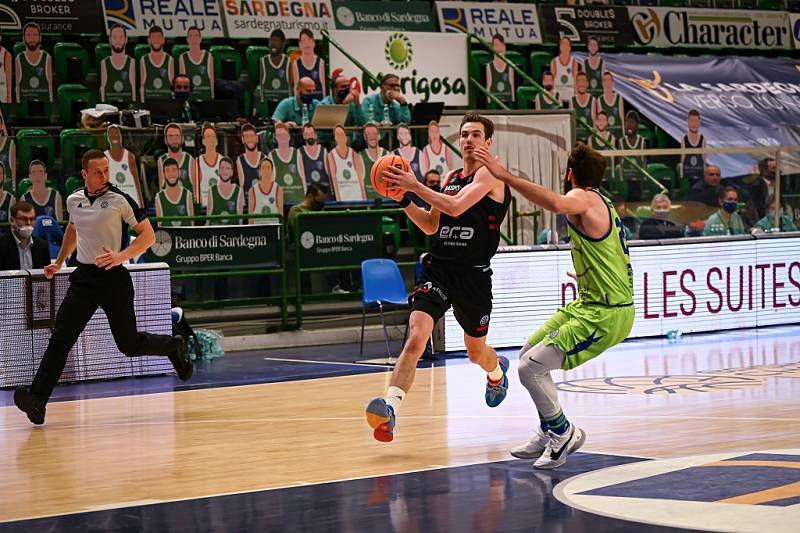 Z basketbalového utkání Ligy mistrů Sassari - Nymburk (73:91)