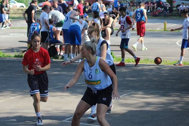 Ze streetbalového turnaje na nymburské Remanenci