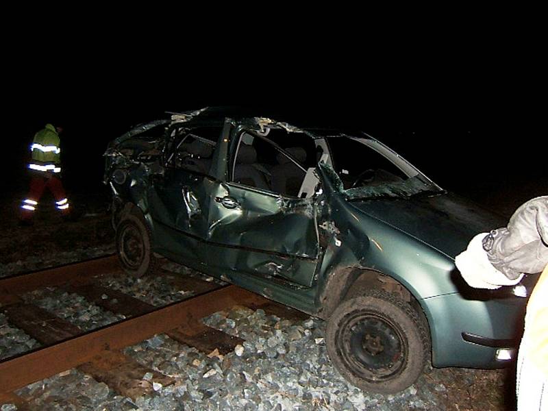 ŠKODA FABIA na železničním přejezdu u Běrunic po srážce  s osobním vlakem kolem 20. hodiny v neděli 3. března. Řidička auta vlak zřejmě neviděla a vjela na nechráněný přejezd, náraz nepřežila.