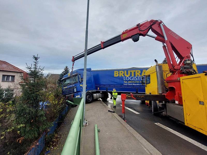 Kamion na nadjezdu v Lysé nad Labem prorazil zábradlí.