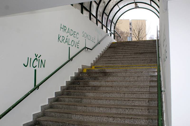 Podchod u nádraží, který spojuje centrum města od lázeňského parku se čtvrtí Žižkov, má nově vymalované stěny.