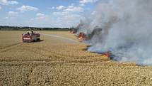 Požár pole s obilím u Hostivice likvidovalo dvanáct jednotek.