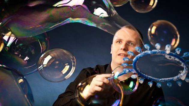 Bublinář profesionál Matěj Kodeš vyrábí z bublin neuvěřitelné objekty