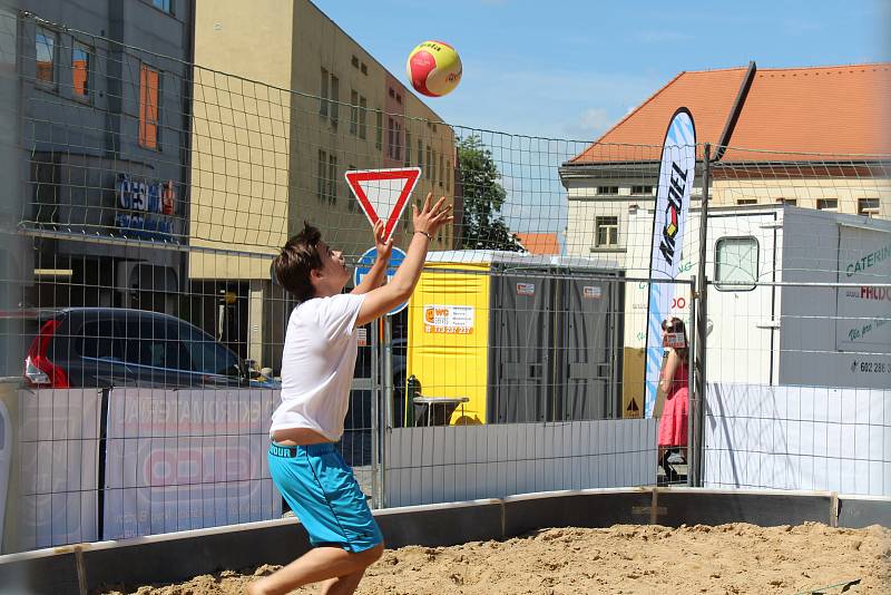 Na nymburské náměstí Přemyslovců se po řadě let vrátila sportovní atrakce v podobě beach volejbalu.