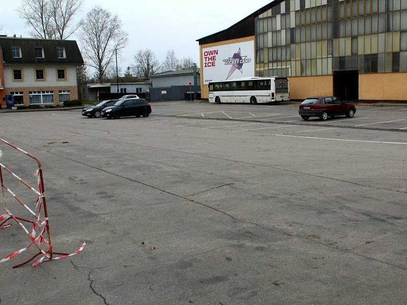 Parkoviště za zimním stadionem v Nymburce.