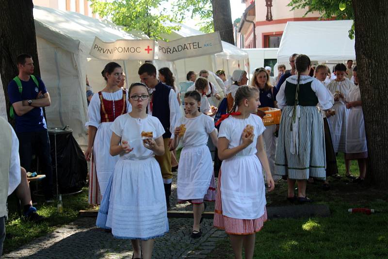 Folklorní festival se letos uskutečnil pod vodárenskou věží v Nymburce.