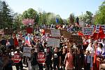 Protesty v Nymburce při jednání sjezdu komunistů a maškarní průvod.