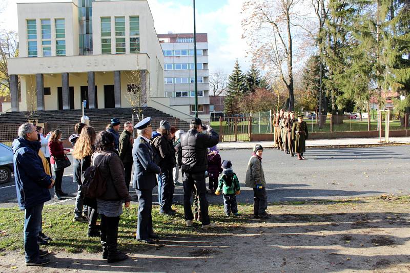 Slavnostní shromáždění s položením věnce se konalo v sobotu symbolicky od 11. 11 hodin v Parku hrdinů v Nymburce.