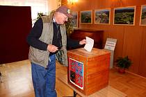 V Rožďalovicích byl o volby velký zájem, během prvních 40 minut po otevření volební místnosti dorazilo 70 voličů. Raritou je dřevěná urna, která byla podle jednoho ze zkušenějších členů volební komise vyrobena pro první svobodné volby po roce 1989.  Foto: