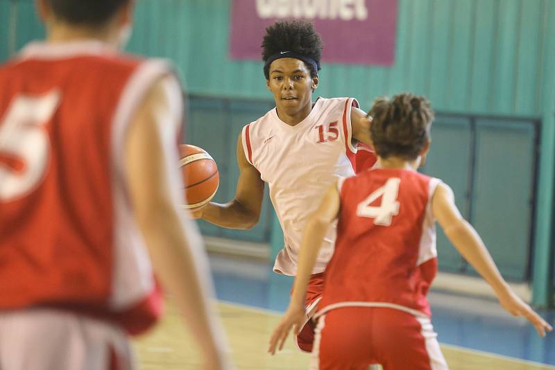 Basketbal je všeobecný sport, říká trenér. Je třeba ovládat řadu věcí, třeba i atletiku.