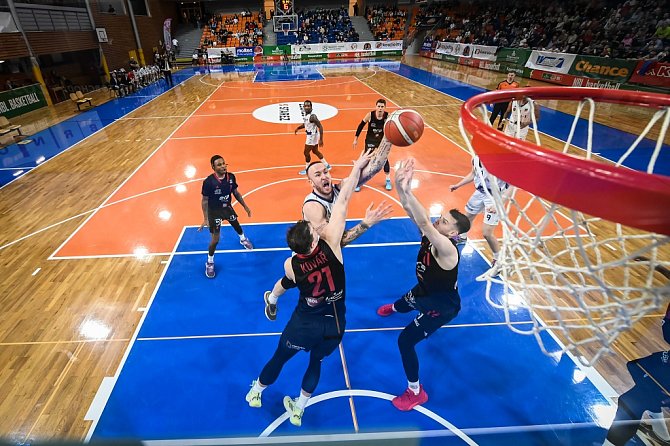 Z basketbalového utkání nadstavby Kooperativa NBL Brno - Nymburk (77:83)