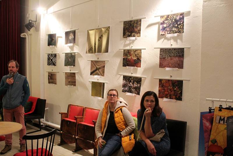 Z vernisáže výstavy fotografií Marka Velechovského 'Pohledem ptáků' ve foyeru kina Sokol v Nymburce.