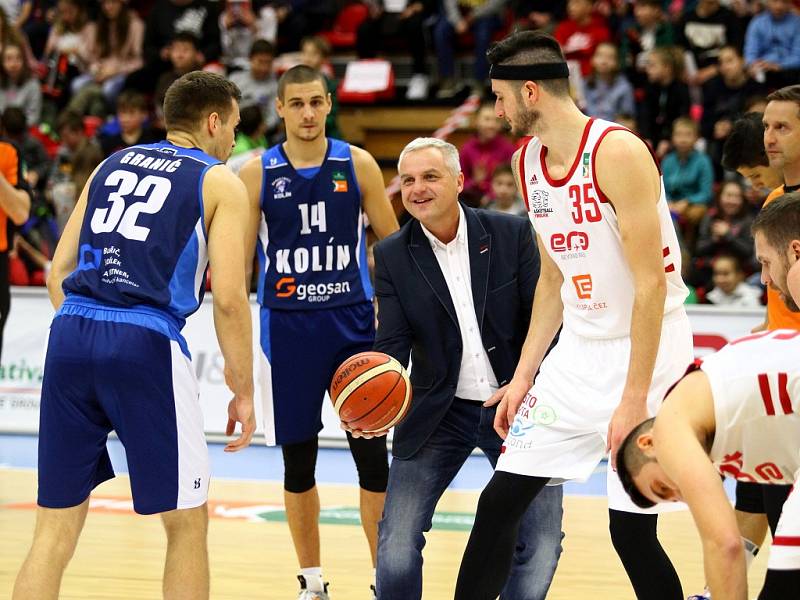 Basketbalisté Nymburka (v bílém) ve 14. kole Kooperativa NBL přehráli Kolín 114:7.