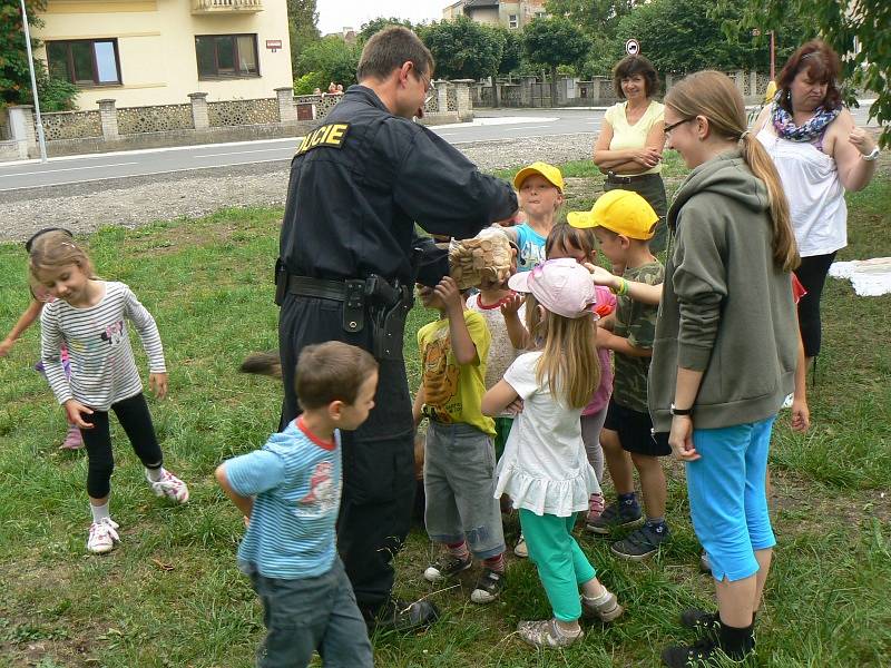 Psovod Ladislav Hořejší s Omanem před dětmi z Mateřského centra v Poděbradech