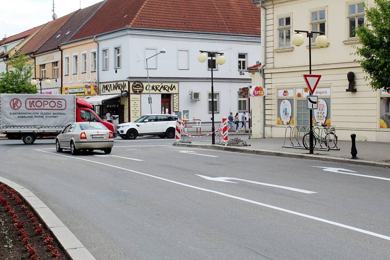 Po diskutovaném přechodu na Jiřího náměstí v Poděbradech zbyly jen nezřetelné čáry.
