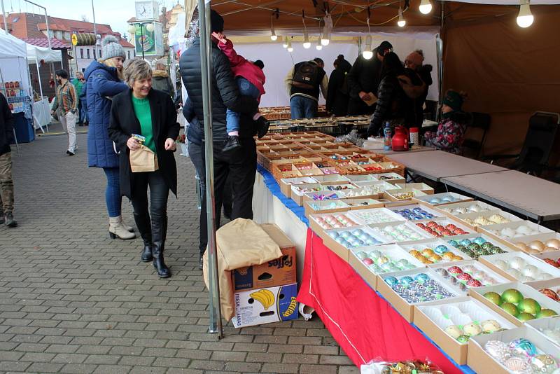 První adventní trhy v našem regionu začaly v sobotu dopoledne na Jiřího náměstí v Poděbradech.