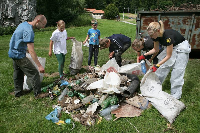 Dobrovolníci uklízí svět.