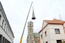 Střecha věže kostela svatého Jiljí byla snesena velkým jeřábem. Do jara se bude opravovat.