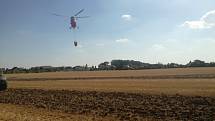 Požár pole u Zdib hasil i armádní vrtulník.