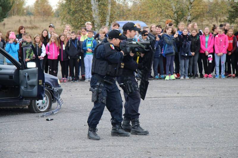 Na branném dnu v bývalém vojenském prostoru u Milovic se představili policisté, hasiči i záchranka. 